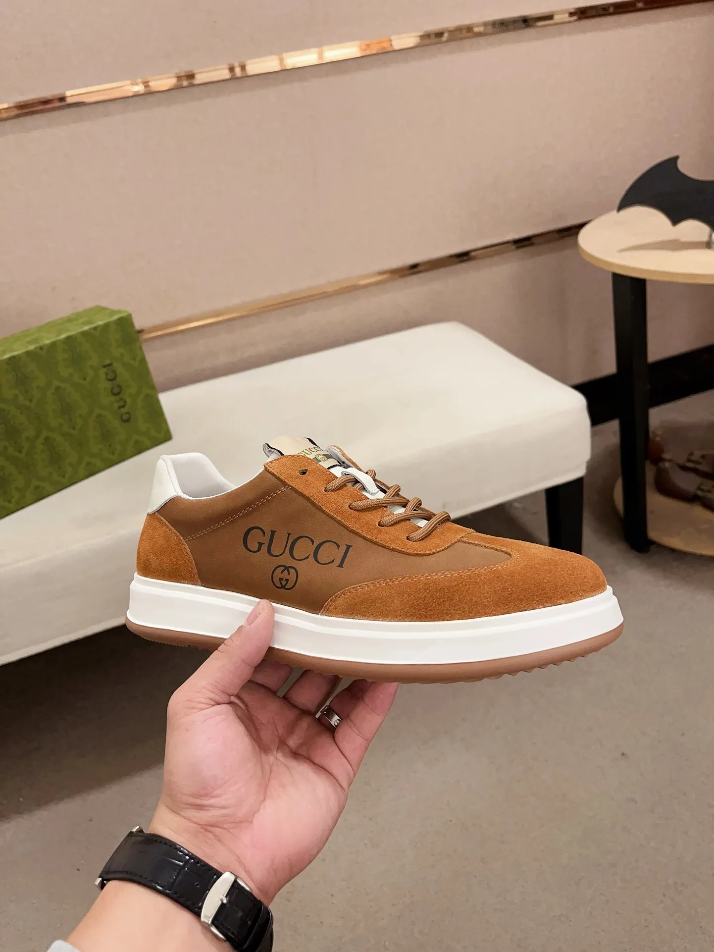 Men's shoes 💰 462 💰 High-quality new GUCCI counters are launched simultaneously. The new men's shoes, 😘fabrics are selected from imported cowhide, and the lining is sheepskin lining. 👍🏿 High-end ☄️ air-cushion molded anti-slip rubber outsole, exquisite lines, simple and elegant, comfortable and high-end for leisure travel. Code number: 38 to 44 (45 can be customized and cannot be returned or exchanged)